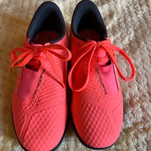 Nike Skin Phantom VNM In-Door Soccer kids Shoes-Unisex-Size 2-Like New!